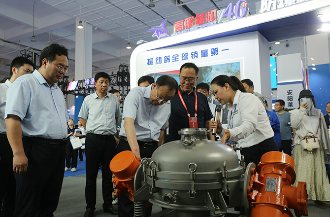 中原農(nóng)谷第二屆振動機械產(chǎn)業(yè)博覽會盛大開幕，新鄉(xiāng)市長魏建平親臨高服展區(qū)指導(dǎo)工作